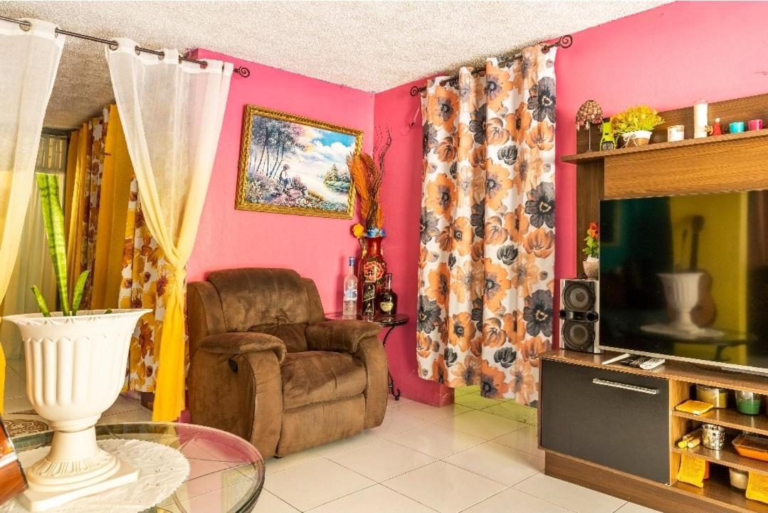 Colorful Private Room Oasis Montego Bay Ngoại thất bức ảnh